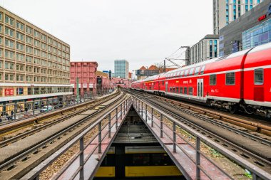 Berlin, Almanya - Aralık 2019: Berlin 'deki Alexanderplatz yakınlarında elektrik tren altyapısı.