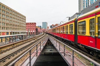 Berlin, Almanya - Aralık 2019: Berlin 'deki Alexanderplatz yakınlarında elektrik tren altyapısı.