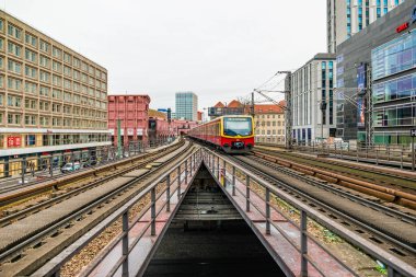 Berlin, Almanya - Aralık 2019: Berlin 'deki Alexanderplatz yakınlarında elektrik tren altyapısı.
