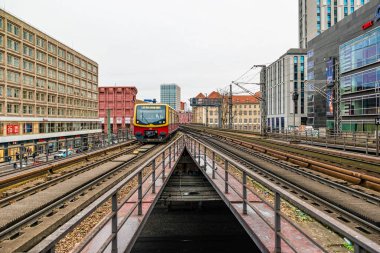 Berlin, Almanya - Aralık 2019: Berlin 'deki Alexanderplatz yakınlarında elektrik tren altyapısı.