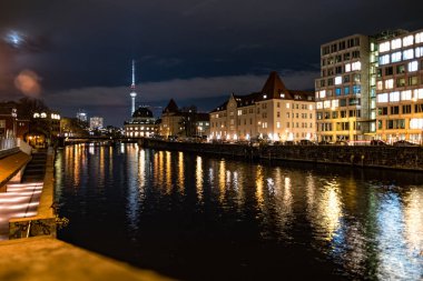 Berlin, Almanya - 2019 Aralık 'ında Berlin' in merkezinde ünlü TV kulesi ve Spree nehri olan Müze Adası manzarası.