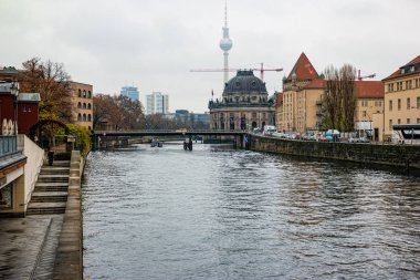 Berlin, Almanya - Aralık 2019: Sisli bir günde Berlin 'in merkezinde ünlü Tv kulesi ve Spree nehri ile Müze Adası manzarası.