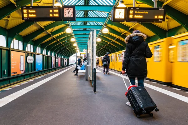 Berlin, Almanya - Aralık 2019: Almanya 'daki U-Bahn Berlin metro istasyonunda insanlar.