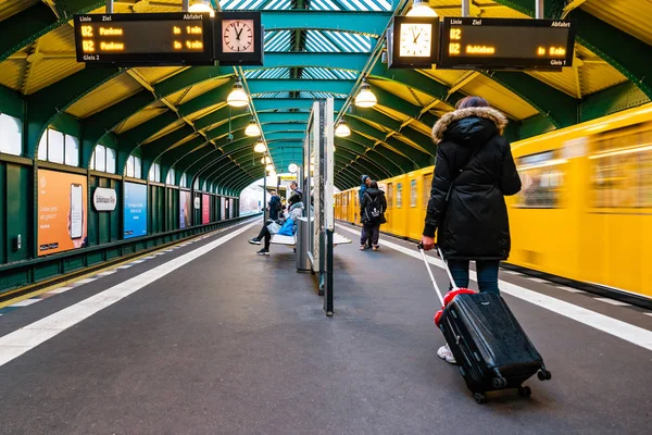 Berlin, Almanya - Aralık 2019: Almanya 'daki U-Bahn Berlin metro istasyonunda insanlar.