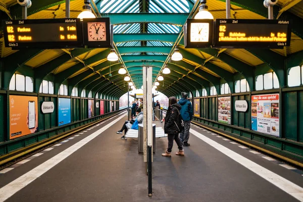 Berlin, Almanya - Aralık 2019: Almanya 'daki U-Bahn Berlin metro istasyonunda insanlar.