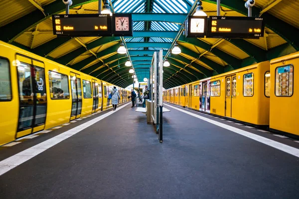 Berlin, Almanya - Aralık 2019: Almanya 'daki U-Bahn Berlin metro istasyonunda insanlar.