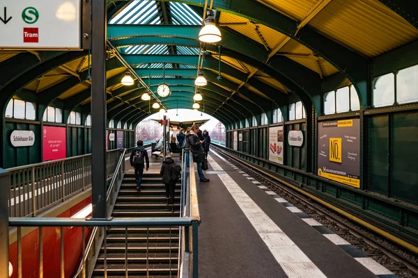 Berlin, Almanya - Aralık 2019: Almanya 'daki U-Bahn Berlin metro istasyonunda insanlar.