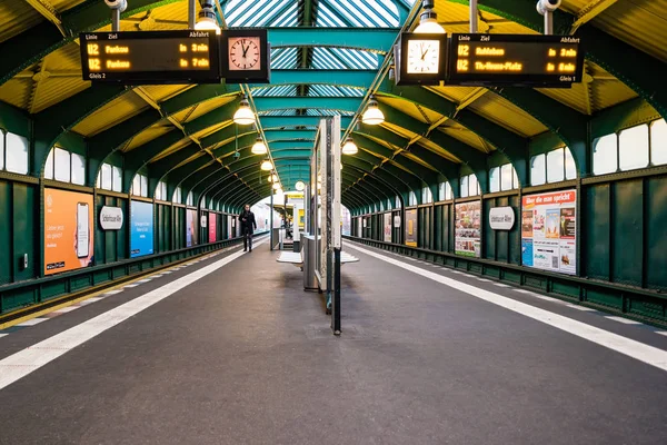 Berlin Germany December 2019 People Standing Bahn Berlin Metro Station — Stock Photo, Image