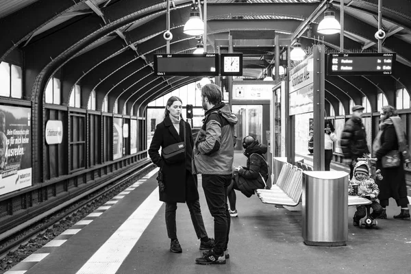 Berlín Alemania Diciembre 2019 Gente Parada Estación Metro Bahn Berlin — Foto de Stock