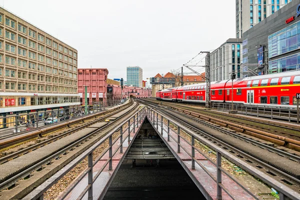 Berlin, Almanya - Aralık 2019: Berlin 'deki Alexanderplatz yakınlarında elektrik tren altyapısı.