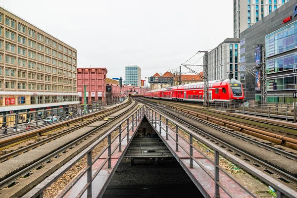 Berlin, Almanya - Aralık 2019: Berlin 'deki Alexanderplatz yakınlarında elektrik tren altyapısı.