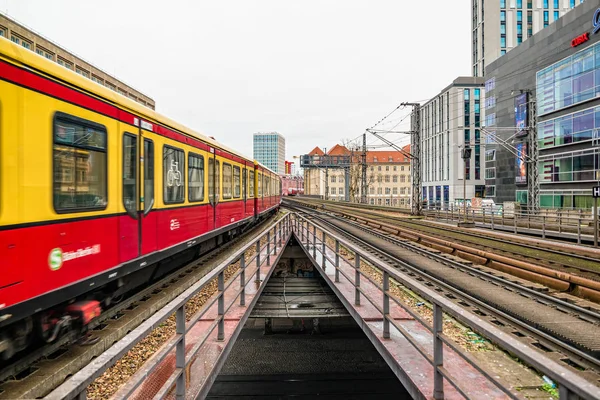 Berlin, Almanya - Aralık 2019: Berlin 'deki Alexanderplatz yakınlarında elektrik tren altyapısı.
