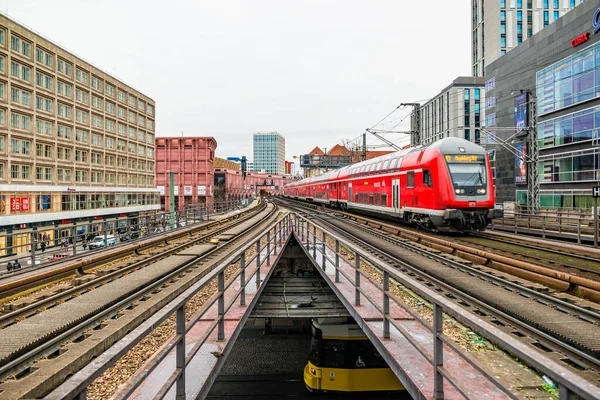Berlin, Almanya - Aralık 2019: Berlin 'deki Alexanderplatz yakınlarında elektrik tren altyapısı.