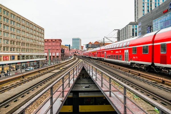 Berlin, Almanya - Aralık 2019: Berlin 'deki Alexanderplatz yakınlarında elektrik tren altyapısı.