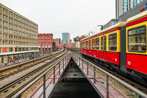 Berlin, Almanya - Aralık 2019: Berlin 'deki Alexanderplatz yakınlarında elektrik tren altyapısı.