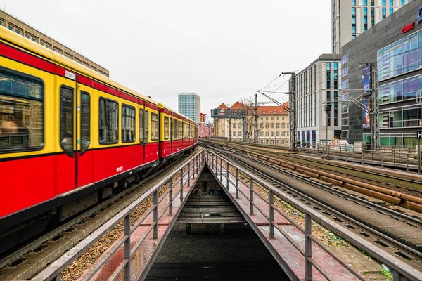 Berlin, Almanya - Aralık 2019: Berlin 'deki Alexanderplatz yakınlarında elektrik tren altyapısı.