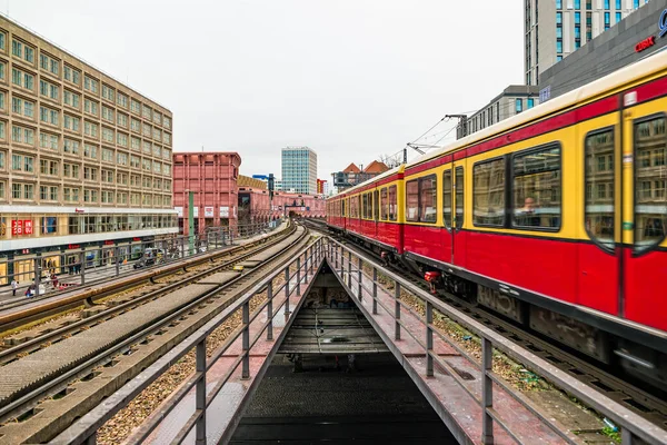 Berlin, Almanya - Aralık 2019: Berlin 'deki Alexanderplatz yakınlarında elektrik tren altyapısı.