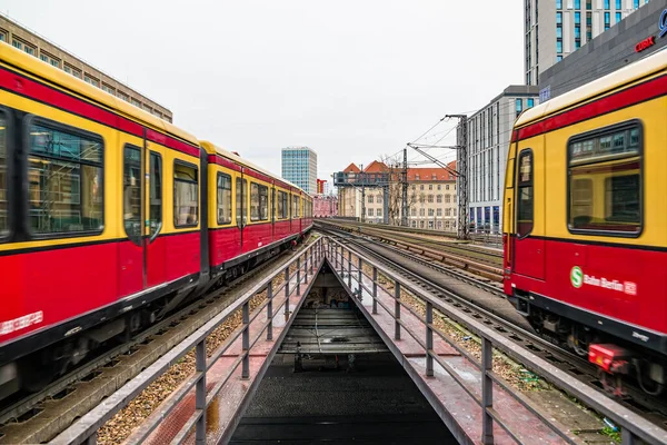 Berlin, Almanya - Aralık 2019: Berlin 'deki Alexanderplatz yakınlarında elektrik tren altyapısı.