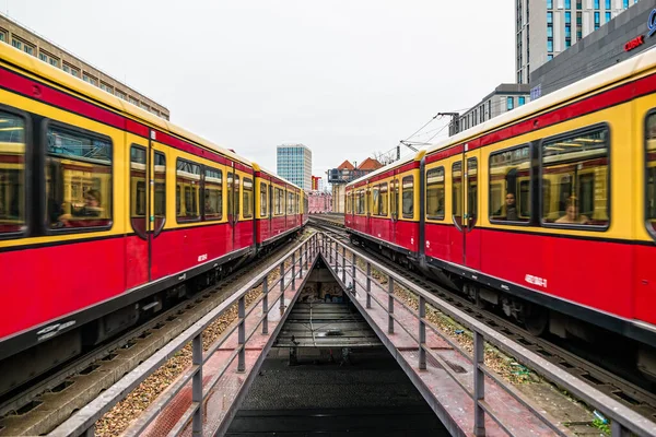 Berlin, Almanya - Aralık 2019: Berlin 'deki Alexanderplatz yakınlarında elektrik tren altyapısı.