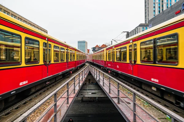 Berlin, Almanya - Aralık 2019: Berlin 'deki Alexanderplatz yakınlarında elektrik tren altyapısı.