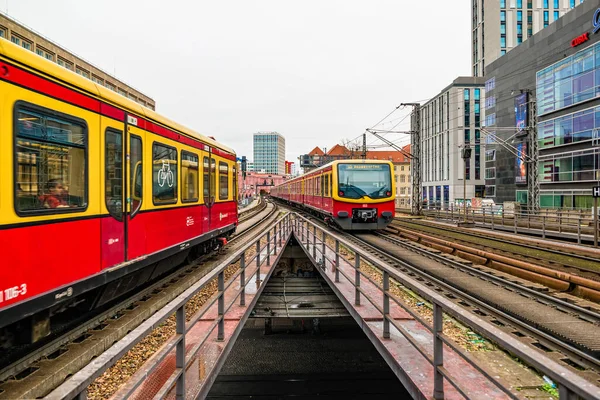 Berlin, Almanya - Aralık 2019: Berlin 'deki Alexanderplatz yakınlarında elektrik tren altyapısı.