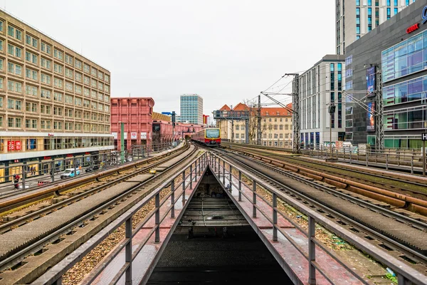 Berlin, Almanya - Aralık 2019: Berlin 'deki Alexanderplatz yakınlarında elektrik tren altyapısı.