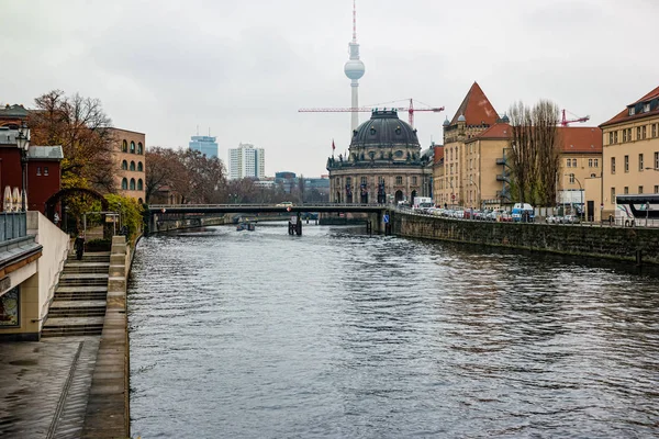 Berlin, Almanya - Aralık 2019: Sisli bir günde Berlin 'in merkezinde ünlü Tv kulesi ve Spree nehri ile Müze Adası manzarası.