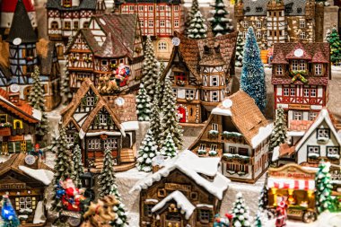 Oyuncak Noel seramik minyatürü ve karla kaplı bir şehir. Berlin, Almanya 'da küçük bir festival köyü.