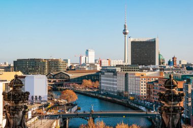 Berlin 'in en üst manzarası Reichstag' ın çatısından.