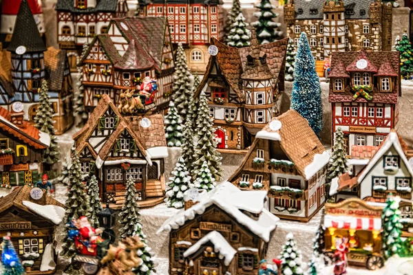 Oyuncak Noel seramik minyatürü ve karla kaplı bir şehir. Berlin, Almanya 'da küçük bir festival köyü.