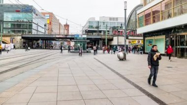 Berlin, Almanya - Aralık 2019: 4K zaman aşımı. Alexanderplatz 'da hızlı hareket eden insanlar..