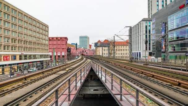 Berlin Miasto Timelapse Szybkie Poruszanie Się Pociągów Elektrycznych Pobliżu Alexanderplatz — Wideo stockowe