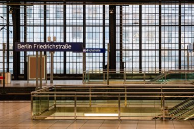 Berlin Friedrichstrasse İstasyonu Berlin, Almanya 'daki tren istasyonunda..