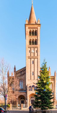 Berlin yakınlarındaki küçük Potsdam kasabasındaki Peter ve Paul kilisesi..