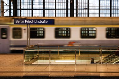Berlin Friedrichstrasse İstasyonu Berlin, Almanya 'daki tren istasyonunda..