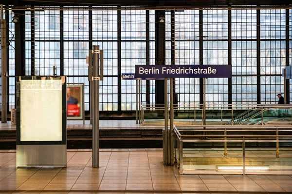 Bahnhofsschild Berlin Friedrichstraße Bahnhof Berlin Deutschland — Stockfoto