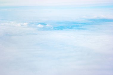 Mavi gökyüzüne karşı kabarık beyaz bulutlar.