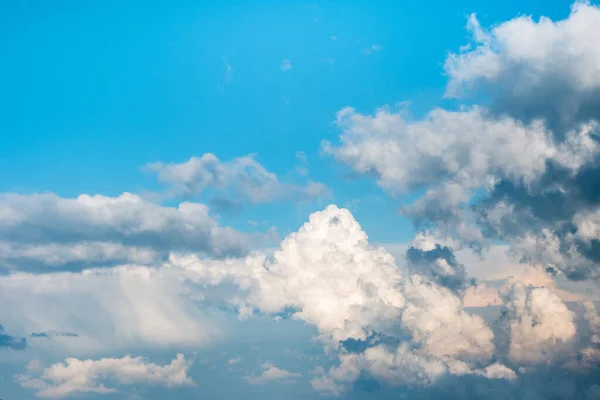 Fluffy Putih Awan Terhadap Langit Biru — Stok Foto