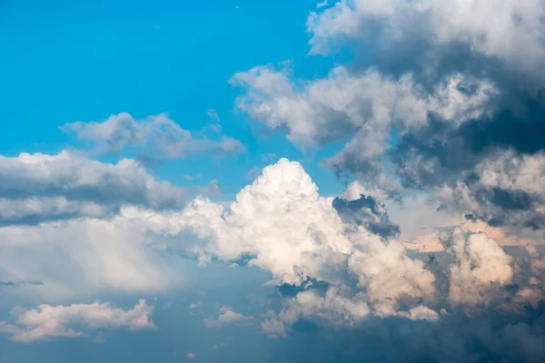 Fluffy Putih Awan Terhadap Langit Biru — Stok Foto