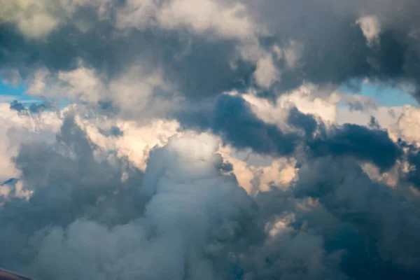 Φουντωτά Άσπρα Σύννεφα Ενάντια Στον Γαλάζιο Ουρανό — Φωτογραφία Αρχείου