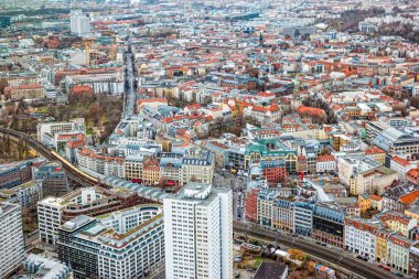 Ty kulesinin tepesinden Berlin'in merkezinin havadan görünümü.