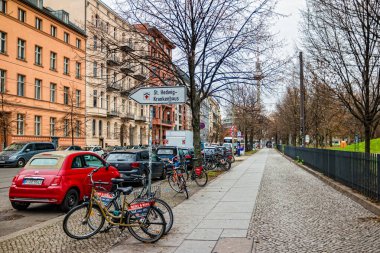 Berlin, Almanya - Aralık 2019: Berlin 'de Oranienburger Caddesi.