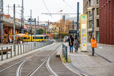 Berlin, Almanya - Aralık 2019: Berlin 'de sarı tramvay.