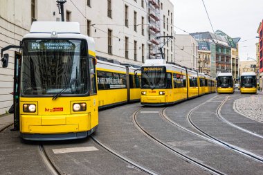 Berlin, Almanya - Aralık 2019: Berlin 'de sarı tramvay.