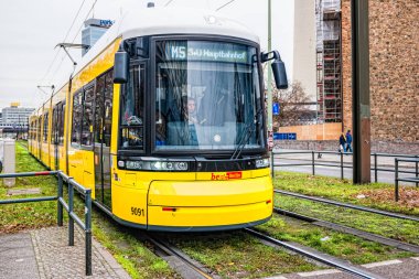 Berlin, Almanya - Aralık 2019: Berlin 'de sarı tramvay.