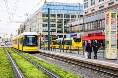 Berlin, Almanya - Aralık 2019: Berlin 'de sarı tramvay.