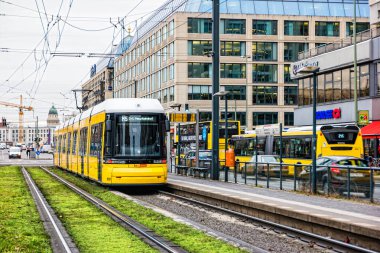 Berlin, Almanya - Aralık 2019: Berlin 'de sarı tramvay.