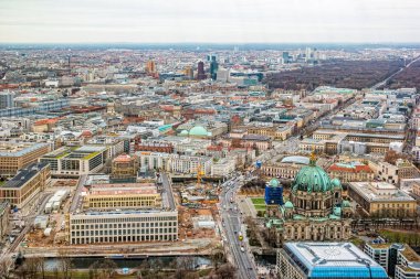 Berlin, Almanya - Aralık 2019: TY kulesinin tepesinden Berlin 'in merkezi havadan görünüşü.