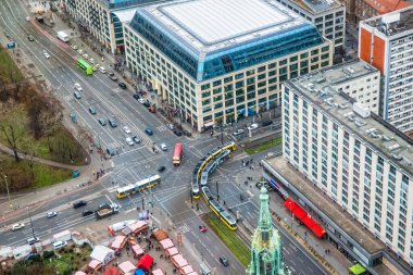 Berlin, Almanya - Aralık 2019: TY kulesinin tepesinden Berlin 'in merkezi havadan görünüşü.