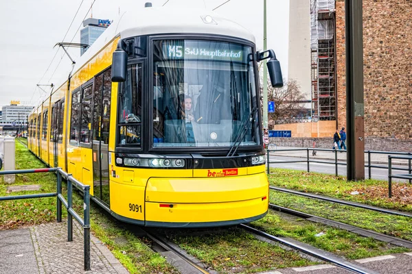 Berlin Niemcy Grudzień 2019 Żółty Tramwaj Berlinie — Zdjęcie stockowe